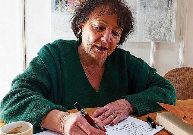 Sprache und Ästhetik: Kathrina Redmann verbindet ihre Liebe zu Sprachen und zum Gestalten beim Schreiben von Hand. (Bilder Regula Zellweger)