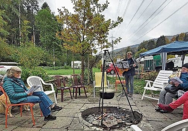 Zum Saisonabschluss 2020 inszenierte Pfarrer Werner Schneebeli (mit Gitarre) eine gottesdienstähnliche Feier mit den letzten Anwesenden, die Ende Oktober noch auf dem Zeltplatz anzutreffen waren. (Bilder zvg.)