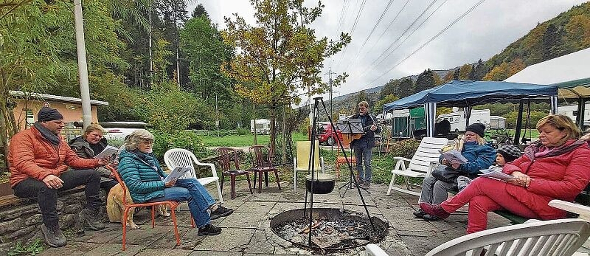 Zum Saisonabschluss 2020 inszenierte Pfarrer Werner Schneebeli (mit Gitarre) eine gottesdienstähnliche Feier mit den letzten Anwesenden, die Ende Oktober noch auf dem Zeltplatz anzutreffen waren. (Bilder zvg.)
