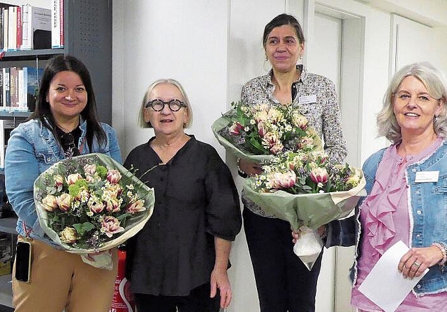 Gemeindepräsidentin Esther Breitenmoser (2. von links) bedankte sich bei Tanja Antic, (links), Petra Studer und Catherine Müller (ganz rechts) 
mit einem Blumenstrauss für Ihr Engagement beim Umzug an die Oberdorfstrasse 2. (Bild Regula Zellweger)