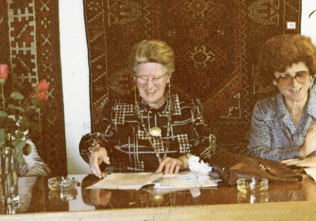 Gemeinsam mit Lotti Ruckstuhl (links) – Trägerin des Ida-Somazzi-Preis 1978 – verfasste Lydia Benz-Burger (rechts) ein Buch über die Geschichte des Frauenstimmrechts in der Schweiz. In der Mitte: Maria Felchlin. (Bild Schweizerisches Sozialarch