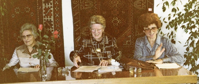 Gemeinsam mit Lotti Ruckstuhl (links) – Trägerin des Ida-Somazzi-Preis 1978 – verfasste Lydia Benz-Burger (rechts) ein Buch über die Geschichte des Frauenstimmrechts in der Schweiz. In der Mitte: Maria Felchlin. (Bild Schweizerisches Sozialarch