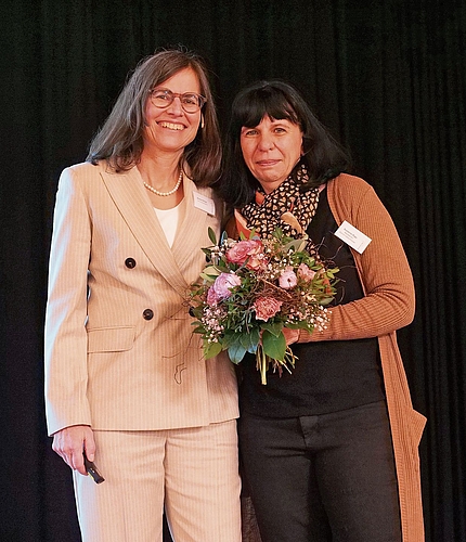 Gemeindepräsidentin Arianne Moser (links) verdankt Gemeindeschreiber-Assistentin Susanne Rigo.