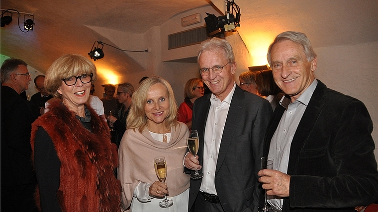 Fröhliche Stimmung im «LaMarotte»: Marlène (links) und Rolf Hegetschweiler (rechts, FDP-Nationalrat von 1991 bis 2007) flankieren Erika und Hans-Ulrich Bigler. (Bild Werner Schneiter)