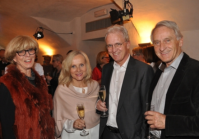 Fröhliche Stimmung im «LaMarotte»: Marlène (links) und Rolf Hegetschweiler (rechts, FDP-Nationalrat von 1991 bis 2007) flankieren Erika und Hans-Ulrich Bigler. (Bild Werner Schneiter)