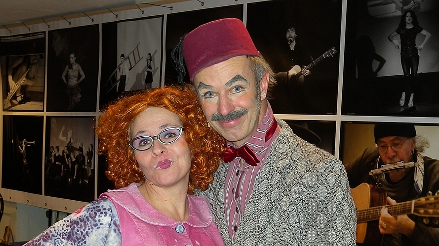 Die Komiker Cécile Steck und Didi Sommer von Comedia Zap unterhalten die Gäste schon beim Apéro. <em>(Bilder Marianne Voss)</em>