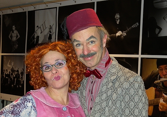 Die Komiker Cécile Steck und Didi Sommer von Comedia Zap unterhalten die Gäste schon beim Apéro. <em>(Bilder Marianne Voss)</em>