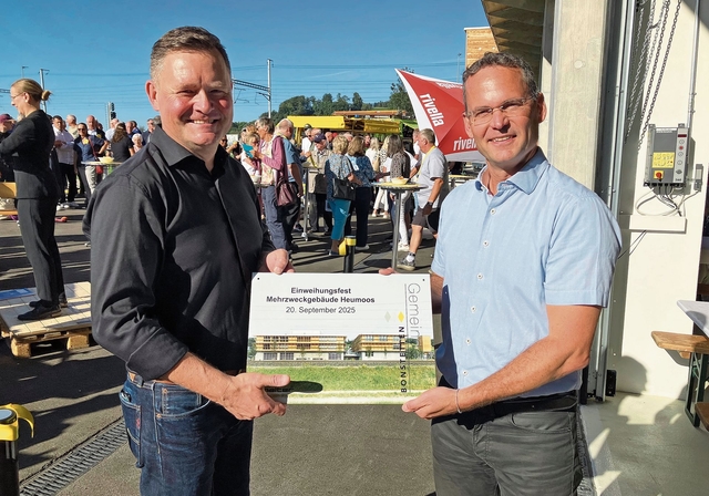 Oliver Kern (l.) überreicht Roger Schuhmacher eine Gedenktafel an das Fest.