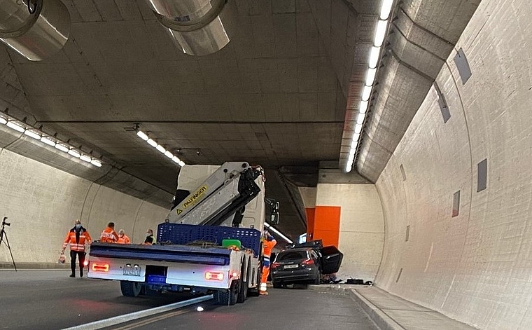 Aus bislang unbekannten Gründen prallte das Fahrzeug in der Tunnelmitte in eine Notfallbucht. Der Fahrer verstarb noch auf der Unfallstelle. (Bild Kapo ZH)