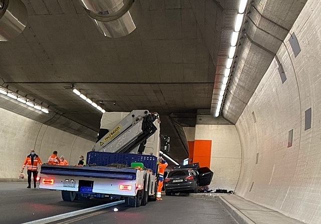 Aus bislang unbekannten Gründen prallte das Fahrzeug in der Tunnelmitte in eine Notfallbucht. Der Fahrer verstarb noch auf der Unfallstelle. (Bild Kapo ZH)