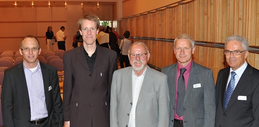 Hauptdarsteller an der Jubiläumsfeier im Lorzensaal in Cham, von links: Roland Stalder, Verkaufsleiter Landi Schweiz; der Obfelder Gemeindepräsident Thomas Ammann; der Affoltemer Vize-Gemeindepräsident Walter Dürr; Landi-Präsident Bernhard Frick; Moderator und Jubiläumsschrift-Verfasser Peter Käppeli. (Bilder Werner Schneiter)