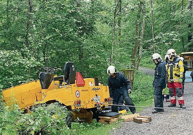 Bei der Übung musste ein Baufahrzeug gesichert werden. (Bild zvg.)