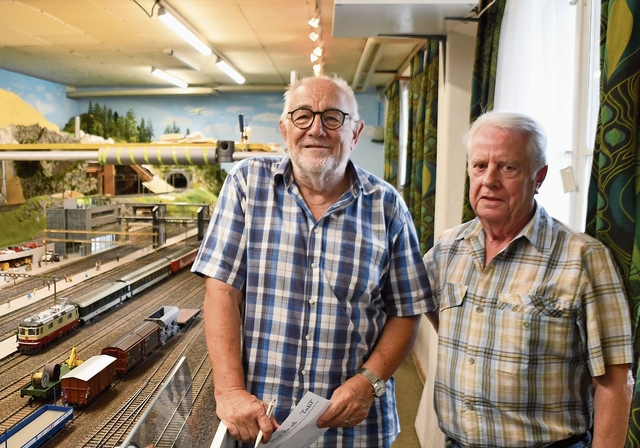 Mit Leidenschaft und Enthusiasmus dabei: Vereinspräsident Hansruedi Obrist (links) und Gottfried Götz an der 55 Quadratmeter grossen Anlage im Ottenbacher Clublokal. (Bild Werner Schneiter)