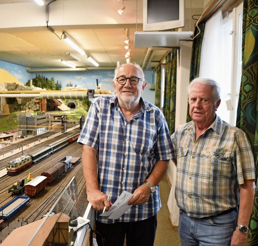 Mit Leidenschaft und Enthusiasmus dabei: Vereinspräsident Hansruedi Obrist (links) und Gottfried Götz an der 55 Quadratmeter grossen Anlage im Ottenbacher Clublokal. (Bild Werner Schneiter)