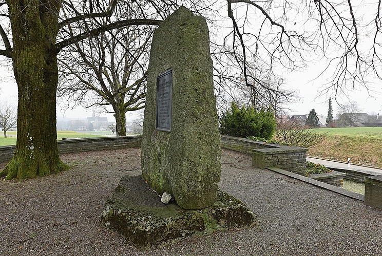 Der Zwingli-Stein in Kappel von 1838 zeugt vom jahrhundertelangen Kampf zwischen den Konfessionen. Zu diesem Zeitpunkt hätte sich kaum jemand vorstellen können, dass zehn Jahre später die erste Bundesverfassung katholische und reformierte Kantone Der Zwingli-Stein in Kappel von 1838 zeugt vom jahrhundertelangen Kampf zwischen den Konfessionen. Zu diesem Zeitpunkt hätte sich kaum jemand vorstellen können, dass zehn Jahre später die erste Bundesverfassung katholische und reformierte Kantone zu einem Bundesstaat zusammenschloss. (Bilder Bernhard Schneider)