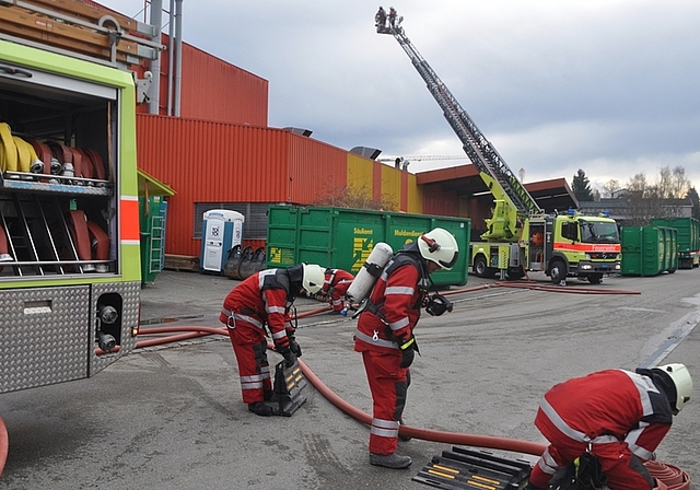 Die Feuerwehr im Einsatz an der Bachstrasse in Obfelden, nachdem die Arbeiter vergeblich versucht hatten, in eigener Regie zu löschen. (Bild Werner Schneiter)