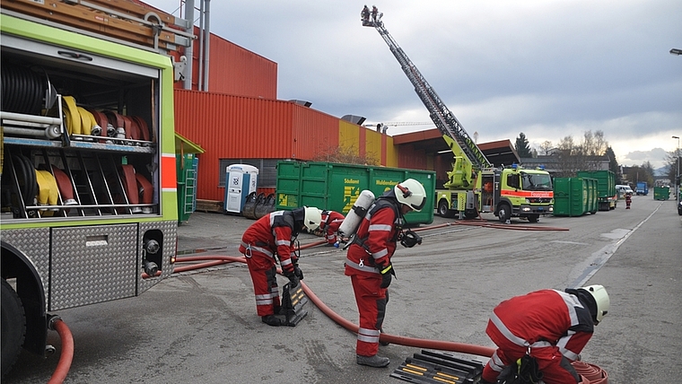 Die Feuerwehr im Einsatz an der Bachstrasse in Obfelden, nachdem die Arbeiter vergeblich versucht hatten, in eigener Regie zu löschen. (Bild Werner Schneiter)