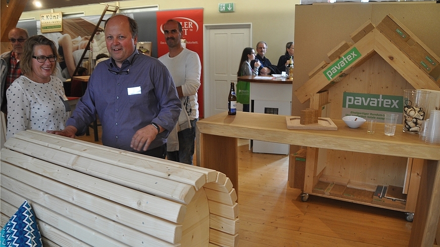Susanne und Thomas Strebel am Stand ihrer Firma in der Gerbi. Sie ist Architektin, er Holzbauer – eine ideale Symbiose. Susanne und Thomas Strebel am Stand ihrer Firma in der Gerbi. Sie ist Architektin, er Holzbauer – eine ideale Symbiose.