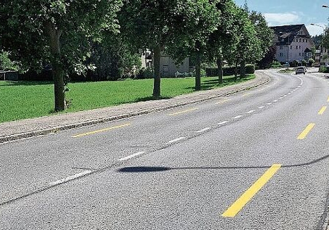 Unfallörtlichkeit in Knonau: Dorfstrasse, Fahrtrichtung Uttenberg. (Bild Kapo ZH)