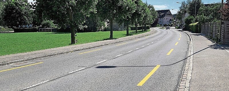 Unfallörtlichkeit in Knonau: Dorfstrasse, Fahrtrichtung Uttenberg. (Bild Kapo ZH)