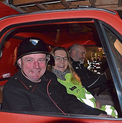 ... dann die Fahrt mit Frau Susanne im Feuerwehr-Old­timer, chauffiert von Gemeindepräsident Stephan Hinners.
