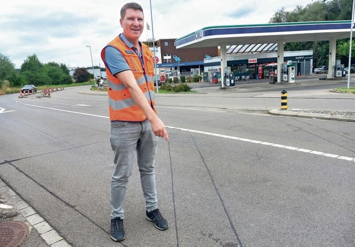 Stefan Murer zeigt, wo an der Moosbachstrasse Induktionsschleifen verlegt sind. (Bilder Marcus Weiss)