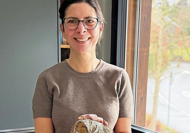 Vicky in ihrer Küche mit ihrem Kommunikationsfenster.