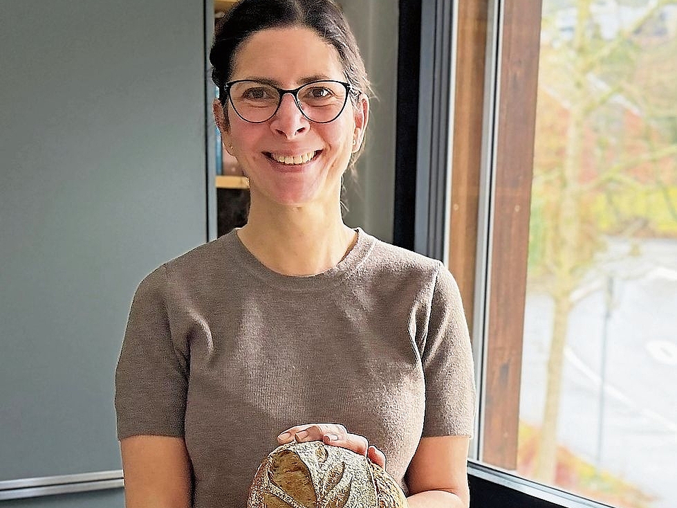 Vicky in ihrer Küche mit ihrem Kommunikationsfenster. Vicky in ihrer Küche mit ihrem Kommunikationsfenster.