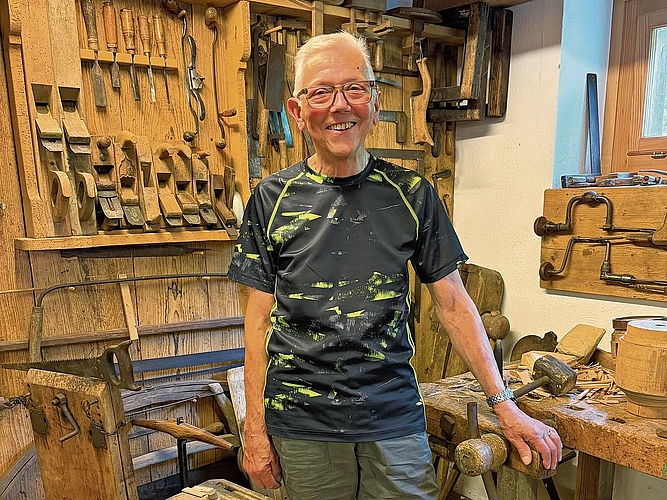 Rolf Frei vor den historischen Werkzeugen der Wagnerei seiner Familie. Rolf Frei vor den historischen Werkzeugen der Wagnerei seiner Familie.