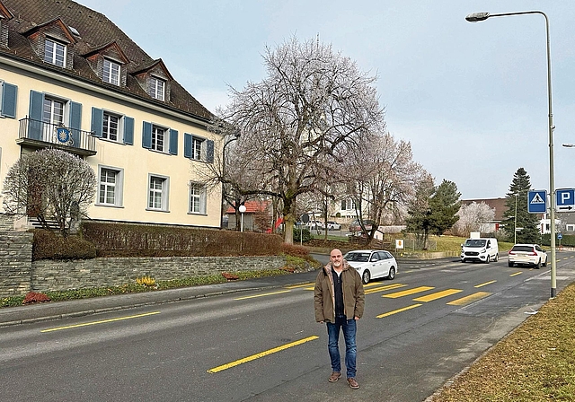 Gemeindepräsident Stephan Hinners vor dem Obfelder Gemeindehaus und der Dorfstrasse, welche in den nächsten Jahren verkehrsberuhigt und neu gestaltet werden soll. (Bilder Dominik Stierli)