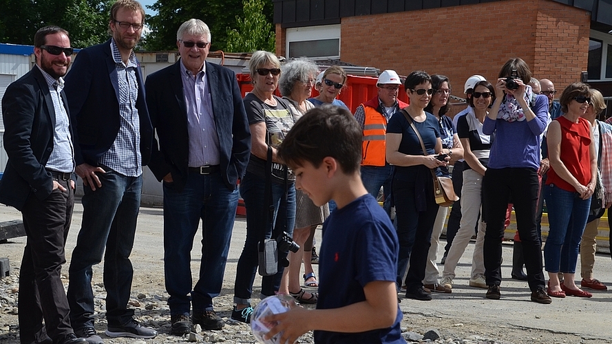 Jede Klasse war am Festakt durch je ein Kind vertreten. Dieses durfte die «Zeitkapsel» der ganzen Klasse zum Grundstein legen. Im Hintergrund von links: Roger Schmutz, Matthias Gretler und Hanspeter Eichenberger. (Bilder Thomas Stöckli) Jede Klasse war am Festakt durch je ein Kind vertreten. Dieses durfte die «Zeitkapsel» der ganzen Klasse zum Grundstein legen. Im Hintergrund von links: Roger Schmutz, Matthias Gretler und Hanspeter Eichenberger. (Bilder Thomas Stöckli)