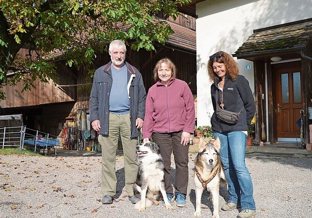 Von Mietern zu Eigentümern: Peter Chiesa und Elvira Weber feiern mit Karin Schärer (rechts), die mit ihrem Einsatz bei der Stadt Zürich ein Umdenken ermöglicht hat. (Bild Thomas Stöckli)