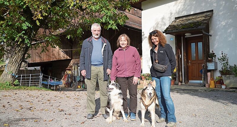 Von Mietern zu Eigentümern: Peter Chiesa und Elvira Weber feiern mit Karin Schärer (rechts), die mit ihrem Einsatz bei der Stadt Zürich ein Umdenken ermöglicht hat. (Bild Thomas Stöckli)