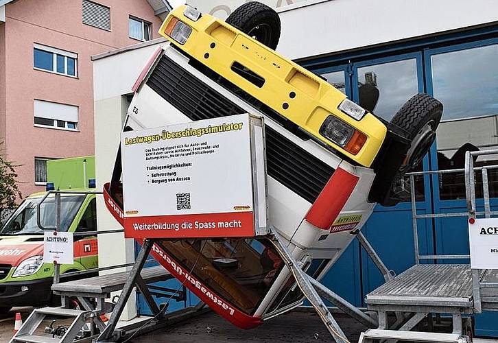 Im Lastwagen-Überschlagssimulator waren die Insassen plötzlich kopfüber.