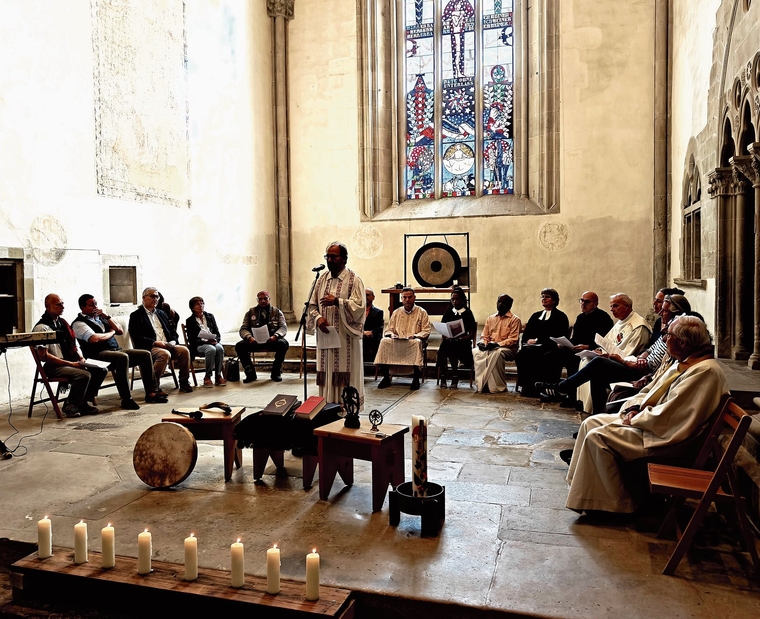 Bettagsfeier in der Klosterkirche Kappel mit Vertretenden verschiedener Religionen und Politikern. Am Mikrofon Pfarrer Andreas Nufer. (Bild Marianne Voss)