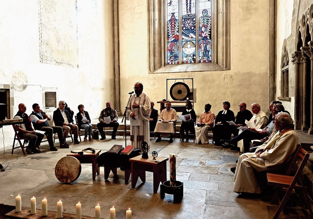 Bettagsfeier in der Klosterkirche Kappel mit Vertretenden verschiedener Religionen und Politikern. Am Mikrofon Pfarrer Andreas Nufer. (Bild Marianne Voss)