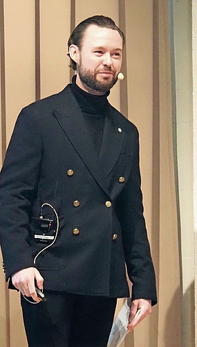 Der Knonauer Moderator Nicolas Gisin, bekannt aus Radio 24 und Radio Sunshine, führte professionell und mit Charme durch den Abend.