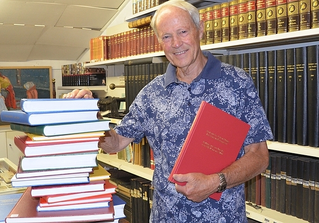 Alte Akten, Protokolle und Bilder verarbeitet Herbert Gübeli zu Büchern. (Bilder Thomas Stöckli)