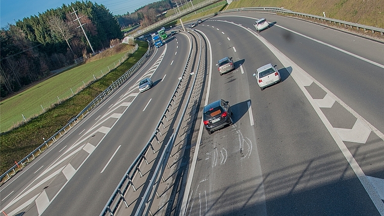 Nur noch die Anzeichnungen auf der Strasse erinnern an die fatale Kollision vom Mittwochmorgen, bei der eine Person ums Leben kam. (Bild Salomon Schneider)