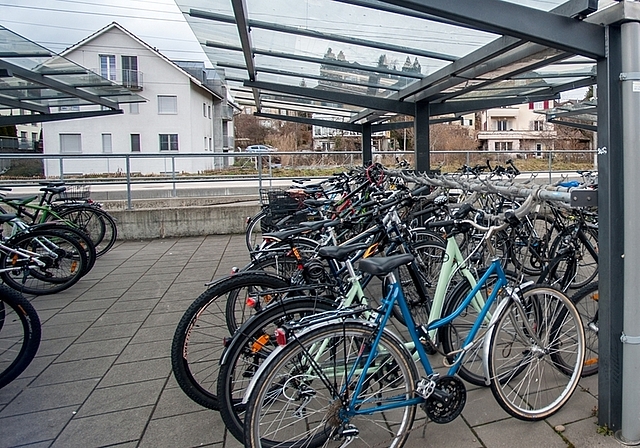Der grosse Fahrradabstellplatz bei den Gleisen wird auch im Winter rege genutzt – im Sommer ist er unter der Woche immer voll. (Bilder Salomon Schneider)