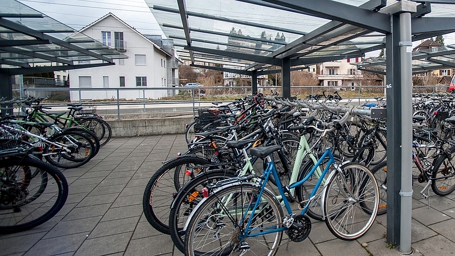 Der grosse Fahrradabstellplatz bei den Gleisen wird auch im Winter rege genutzt – im Sommer ist er unter der Woche immer voll. (Bilder Salomon Schneider)
