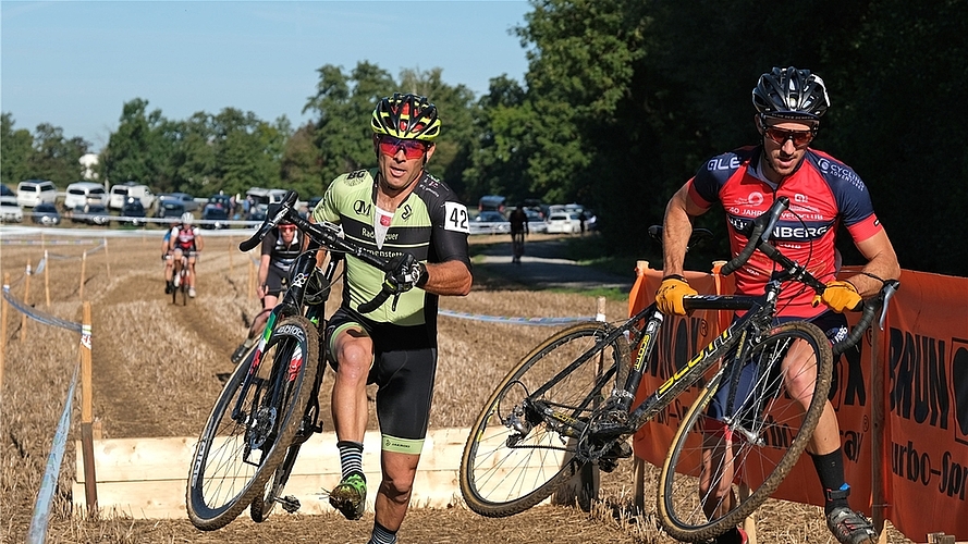 Thomi Müller, links, auf dem Sprung zum zweiten Platz in der «Cross für alle»-Kategorie. <em>(Bilder Martin Platter)</em>