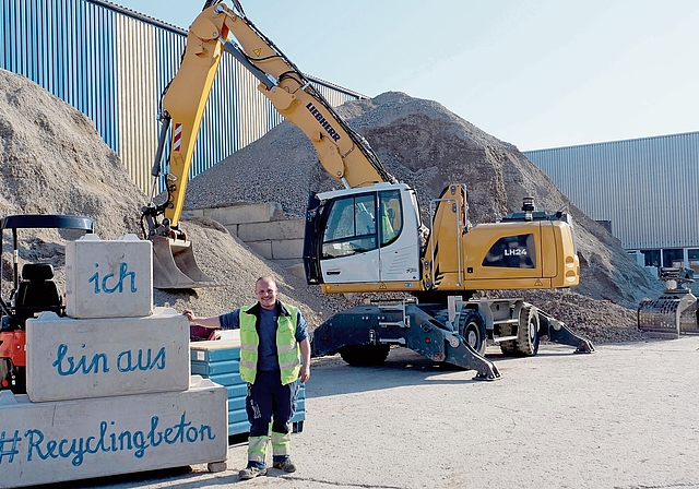 Adrian Schmid führt die Baumaschinen vor und lässt Probe sitzen.