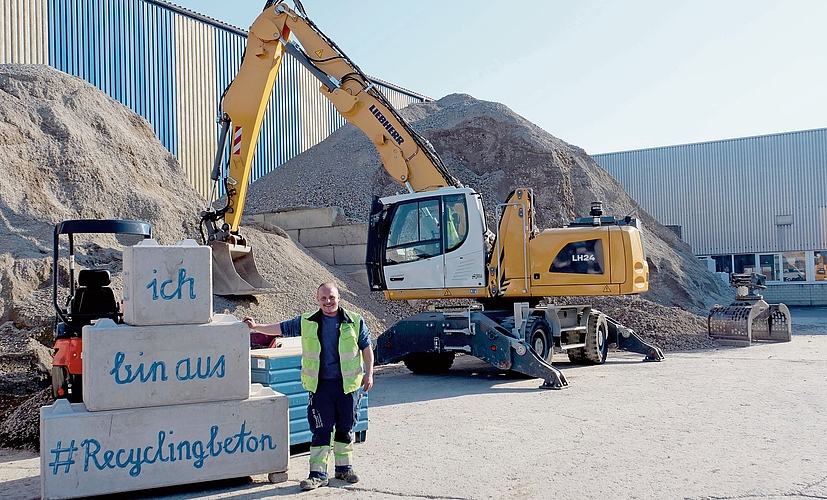 Adrian Schmid führt die Baumaschinen vor und lässt Probe sitzen.
