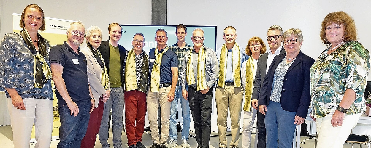 Der Vorstand der Standortförderung Knonauer Amt von links: Sabine Weisbrod, Nathanael Wenger, Vreni Spinner, Samuel Schweizer, Präsident Marcel Strebel, Roger Schumacher, Raphael Frei, Toni Schönbächler, Geschäftsführer Johannes Bartels, Angela Studer, Peter Wehrli, Eveline Fenner, Iris Geissbühler (nicht auf dem Bild Eliane Studer Kilchenmann). (Bild Martin Platter)