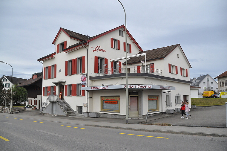 Schloss nach vielen Jahrzehnten Ende 2019 die Türen für immer: Das Restaurant Löwen in Obfelden. Derzeit ist der Verkauf von Inventar im Gang. (Bild Werner Schneiter)