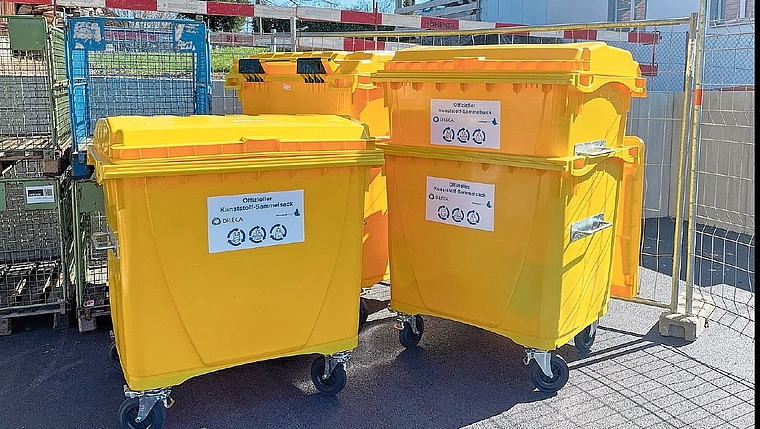 In diesen gelben Containern können die Kunststoff-Sammelsäcke deponiert werden. (Bild Dominik Stierli)