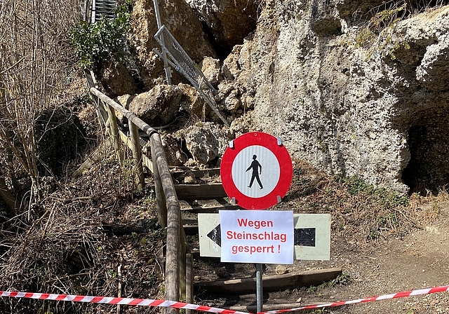 Der Felssturz am Üetliberg blockiert den Wanderweg. (Bild Tiefbauamt Kanton Zürich)