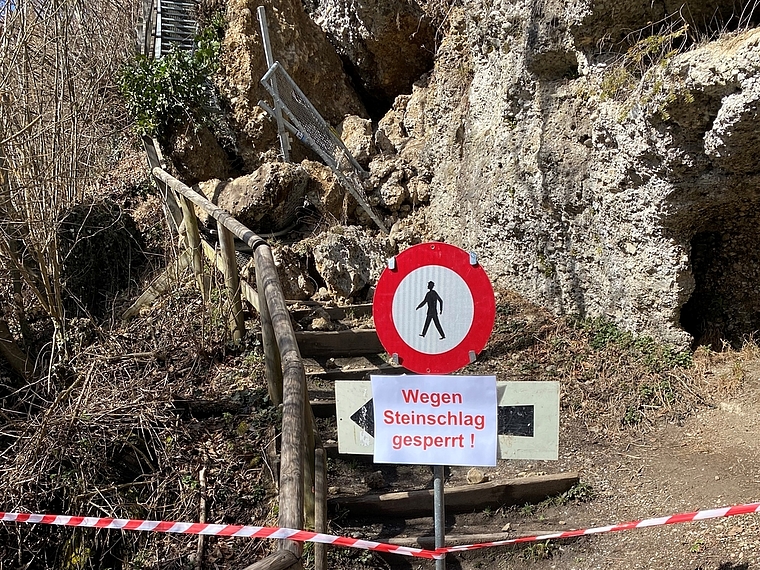 Der Felssturz am Üetliberg blockiert den Wanderweg. (Bild Tiefbauamt Kanton Zürich)