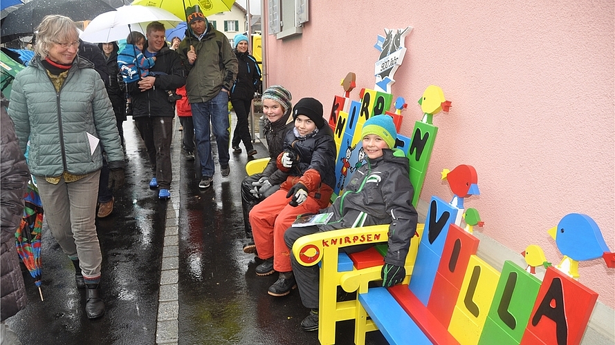 Fantasievolle Bänkli bei der Knirpsen-Villa an der Albisstrasse. (Bilder Werner Schneiter)
